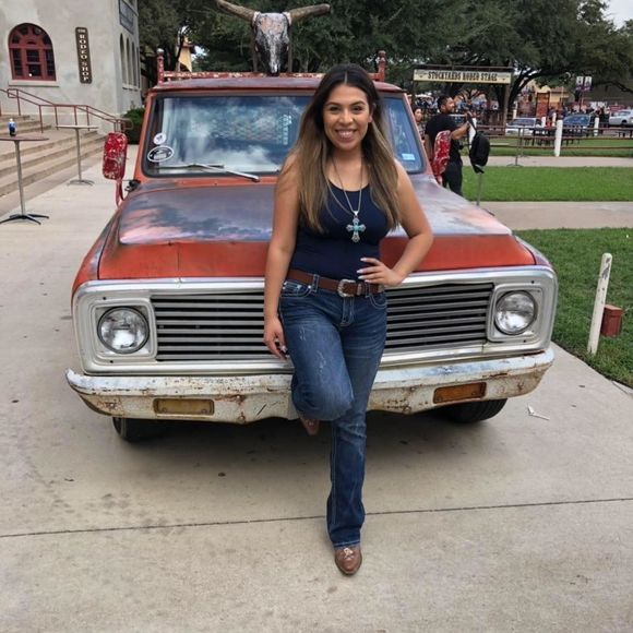 Meet your Posher, Andreaa - Picture 1 of 1